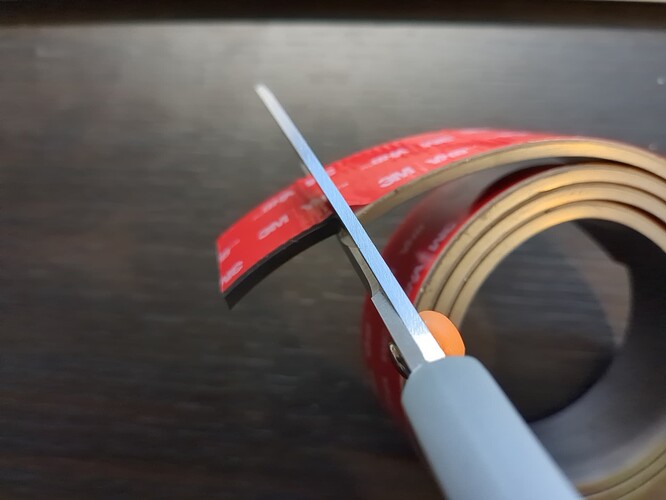 Cutting magnet band with scissor